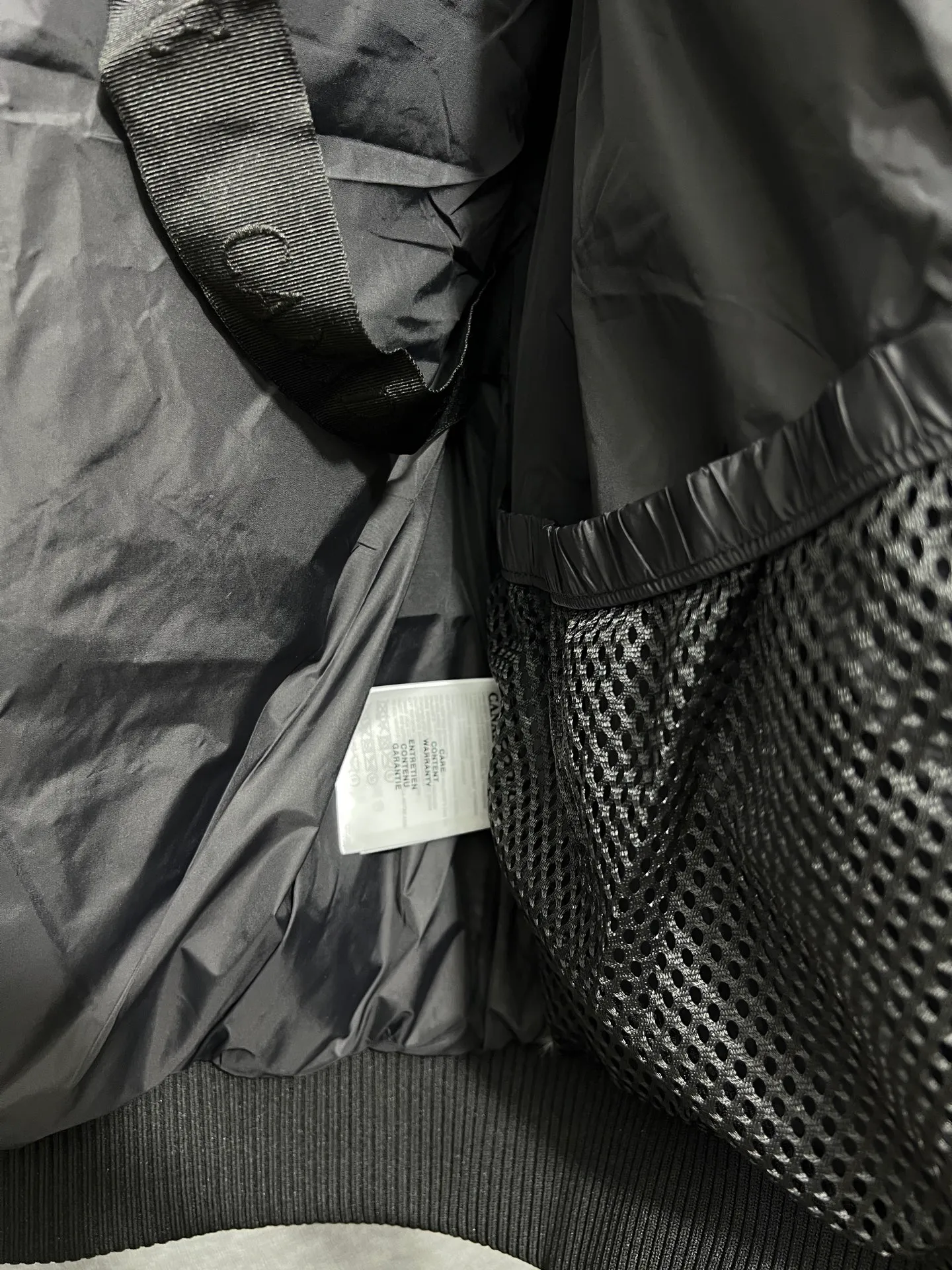 P720 🆕Top version! Comes with a tote bag! Chip version💰𝑪𝒂𝒏𝒂𝒅𝒂 𝑮𝒐𝒐𝒔𝒆/Canada Goose Chilliwack Goose 01 bomber jacket down! The top original replica version refers to the highest version in China currently (there is no one) ⚠️Note: There is no foundry in China! ! ! Saying it is original order, ZP goods, pure original goods, etc. is just a gimmick by some peers. Do not be deceived!  ⚠️Note: The latest version of this year’s authentic product has a strap (the latest version can be bought at the newly opened Galeries Lafayette Canada Goose counter in Beijing) ⚠️Note: (The authentic product does not have blue wash marks this year) Version comparison introduction 1⃣️Top replica: Made of 18-count polyester-cotton blended fabric imported from South Korea (authentic synchronized fabric), national standard 90 white duck down, western Canadian coyote hair 2⃣️Mid-range version: Made of domestically produced 21-count polyester-cotton fabric, 50% standard white duck down, Eastern Canada coyote hair, top original goose analysis Analysis 1 (wolf hair): All customers are guaranteed to receive a fur collar that is grayer than the original color. Each wolf hair is 55cm long and 14cm wide, all made from wild first-grade gray wolf skins in western Canada! Analysis 2 (Trademark): We use dyed embroidery thread to truly achieve 100% reproduction of the trademark, ensuring that the embroidery thread is exactly the same as ZP, with zero color difference and 100% reproduction of the map letters! (We can guarantee that no one in our industry is more attentive and professional than us!) Analysis 3 (fabric): As we all know, the Canada Goose ZP fabric in previous years was a 21-count polyester-cotton washed, calendered and brushed fabric that was relatively hard. Last year and this year, dozens of authentic products purchased were all made of 18-count pure cotton fabrics, and we finally decided to use 18-count polyester cotton! (ZP synchronized fabric) Analysis 4 (Accessories): Domestic exclusive version of Velcro, one to one Y-shaped double hook original Velcro, YKK zipper, exclusive original workmanship of washed threaded down jacket!  Authentic products are not 100% perfect and flawless. Authentic products also have velvet hair loss, and most of the authentic wolf fur is mainly eastern yellow wolf fur. (Because our wolf skins are all auctioned at the same auction house as authentic products) There is an auction list to prove it.  At the same time, I will teach you a trick: buy an authentic product from Tmall, buy a piece of clothing from a merchant you trust at the same time, and come back to compare the details. ⚠️ Remember you get what you pay for! Don't be greedy for small gains, or you will suffer big losses! Color: Black Navy Beige Graphite Gray Royal Blue Size: XS S M L 54 120 84 79 140-160 XL 56 124 86 81 160-180 XXL 58 128 88 83 180-200